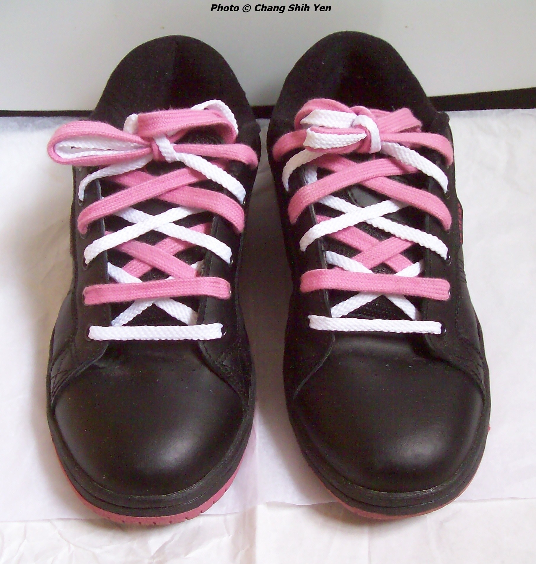 2 laces 1 shoe